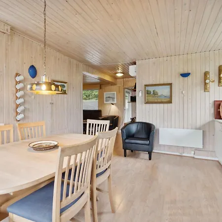 Classic Summer House 200 Meters From The Water, Casa vacanze *