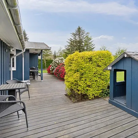 Classic Summer House 200 Meters From The Water, Casa vacanze